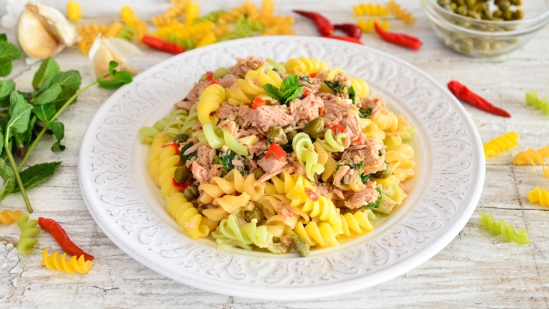 Fusilli tricolori salata s tunom i čilijem
