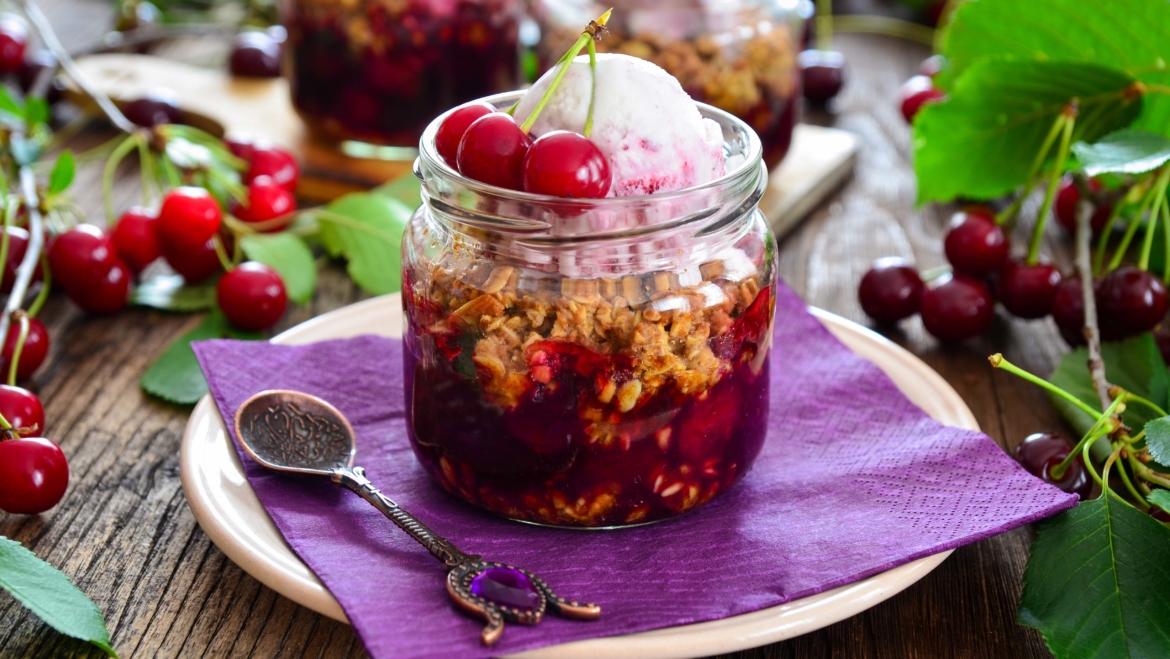Crumble s višnjama i zobenim pahuljicama
