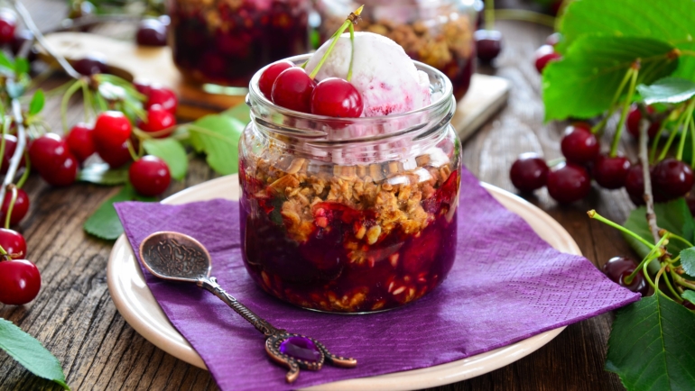 Crumble s višnjama i zobenim pahuljicama